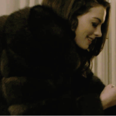 Anne Hataways Wears Lilly e Violetta during the filming of Ocean 8